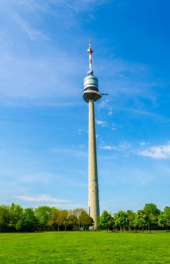 1964 yılının Nisan ayında açılan Viyana Donauturm (Tuna Kulesi), Avusturya 'nın 252 metre yüksekliğindeki ve dünyanın en yüksek 75 kulesi arasında yer almaktadır..