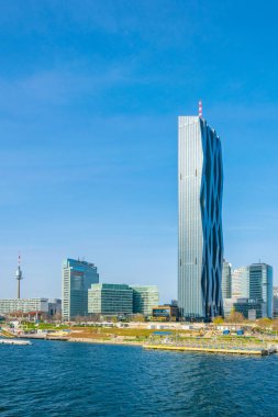 Viyana, Avusturya 'da DC Kulesi 1 ve Donauturm ile Tuna manzarası.