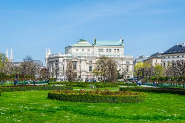 Avusturya 'nın başkenti Viyana' da tarihi Burgtiyatrosu ile ünlü Volksgarten 'in (Halk Bahçesi) güzel manzarası.
