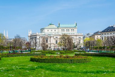 Avusturya 'nın başkenti Viyana' da tarihi Burgtiyatrosu ile ünlü Volksgarten 'in (Halk Bahçesi) güzel manzarası.