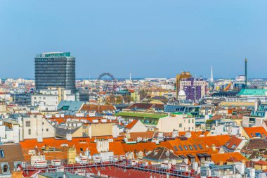 Gururlu Viyana 'nın havadan görünüşü ve stephansdom katedralinin tepesinden riesenrad dönme dolabı..