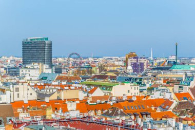 Gururlu Viyana 'nın havadan görünüşü ve stephansdom katedralinin tepesinden riesenrad dönme dolabı..