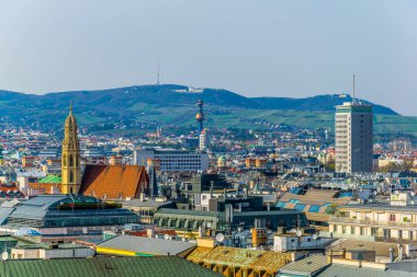 Spittelau bölge ısıtma tesisi ve Kahlenberg tepesi de dahil olmak üzere Viyana 'nın hava manzarası.