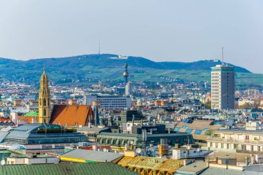 Spittelau bölge ısıtma tesisi ve Kahlenberg tepesi de dahil olmak üzere Viyana 'nın hava manzarası.