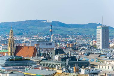 Spittelau bölge ısıtma tesisi ve Kahlenberg tepesi de dahil olmak üzere Viyana 'nın hava manzarası.
