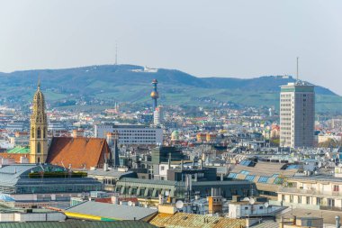 Spittelau bölge ısıtma tesisi ve Kahlenberg tepesi de dahil olmak üzere Viyana 'nın hava manzarası.