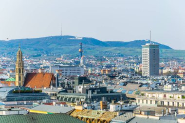Spittelau bölge ısıtma tesisi ve Kahlenberg tepesi de dahil olmak üzere Viyana 'nın hava manzarası.
