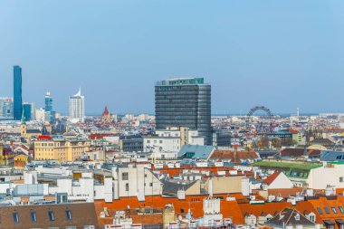 Viyana 'nın havadan görünüşü UNO şehrindeki ünlü DC kulesi ve ünlü Riesenrad' lı Prater Lunaparkı.