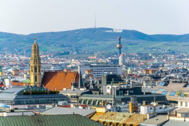 Spittelau bölge ısıtma tesisi ve Kahlenberg tepesi de dahil olmak üzere Viyana 'nın hava manzarası.