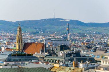 Spittelau bölge ısıtma tesisi ve Kahlenberg tepesi de dahil olmak üzere Viyana 'nın hava manzarası.