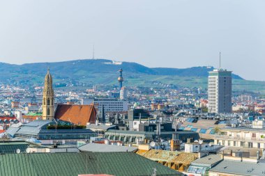 Spittelau bölge ısıtma tesisi ve Kahlenberg tepesi de dahil olmak üzere Viyana 'nın hava manzarası.