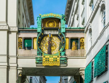 Avusturya, Viyana 'nın tarihi merkezindeki ünlü Ankeruhr saatinin görüntüsü.