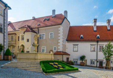 Avusturya, Viyana yakınlarındaki Klosterneuburg Barok Manastırı 'nda beyaz evlerle çevrili bir avlu manzarası