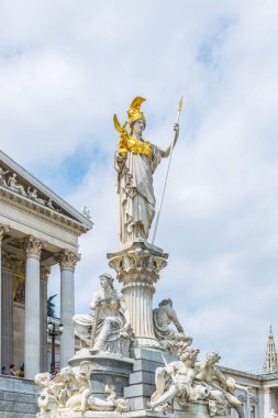 Avusturya 'nın Viyana kentindeki parlamento binasının önündeki Pallas Athena heykelinin görüntüsü.