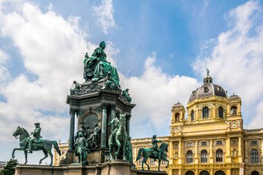 Avusturya 'nın Viyana kentindeki Maria-Theresien Meydanı' ndaki Doğa Tarihi Müzesi 'nin önünde bulunan Maria Theresa heykeli.
