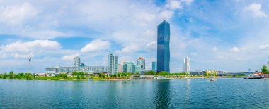 VİC, Donauturm, BM karargahı ve Viyana, Avusturya 'daki barlar ve restoranlarla dolu nehir kenarındaki bir gezinti alanı da dahil olmak üzere UNO şehir kompleksinin manzarası.