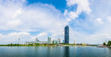 VİC, Donauturm, BM karargahı ve Viyana, Avusturya 'daki barlar ve restoranlarla dolu nehir kenarındaki bir gezinti alanı da dahil olmak üzere UNO şehir kompleksinin manzarası.