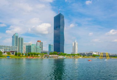 VİC, Donauturm, BM karargahı ve Viyana, Avusturya 'daki barlar ve restoranlarla dolu nehir kenarındaki bir gezinti alanı da dahil olmak üzere UNO şehir kompleksinin manzarası.