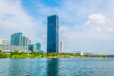 VİC, Donauturm, BM karargahı ve Viyana, Avusturya 'daki barlar ve restoranlarla dolu nehir kenarındaki bir gezinti alanı da dahil olmak üzere UNO şehir kompleksinin manzarası.