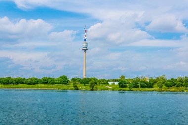 Avusturya, Viyana 'da Danube nehrinin yakınındaki Donauturm kulesinin görüntüsü.