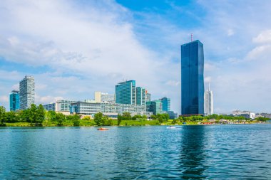 VİC, Donauturm, BM karargahı ve Viyana, Avusturya 'daki barlar ve restoranlarla dolu nehir kenarındaki bir gezinti alanı da dahil olmak üzere UNO şehir kompleksinin manzarası.
