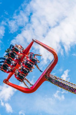 Avusturya, Viyana 'daki Prater Lunaparkı' nın içinde havada yükselen insanların detayları..