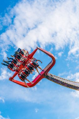 Avusturya, Viyana 'daki Prater Lunaparkı' nın içinde havada yükselen insanların detayları..