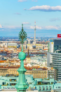 Donauturm ile Viyana 'nın havadan görünüşü Stephansdom katedralinin tepesinden.