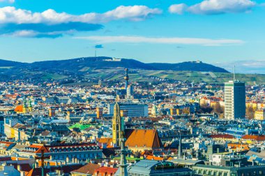 Spittelau bölge ısıtma tesisi ve Kahlenberg tepesi de dahil olmak üzere Viyana 'nın hava manzarası.