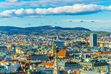 Spittelau bölge ısıtma tesisi ve Kahlenberg tepesi de dahil olmak üzere Viyana 'nın hava manzarası.