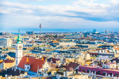Belvedere Sarayı ve Stephansdom Katedrali 'nden cephanelik kulesi ile Viyana' nın havadan görünüşü.