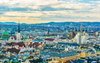 Viyana 'nın havadan görünüşü, belediye binasının kulesiyle, stephansdom katedralinden..