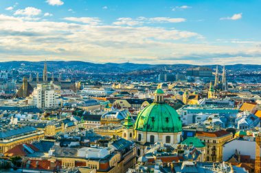 Viyana 'nın havadan görünüşü, belediye binası kulesi, votivkirche ve stephansdom katedralindeki peterskirche kiliseleri..