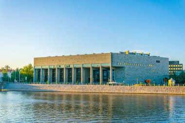 Wroclaw, Polan 'daki üniversite kütüphanesinin günbatımı görünümü