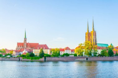 Kutsal Haç Kilisesi ve St. Bartholomew Kilisesi ve Wroclaw, Polan 'daki Aziz John Katedrali' nin günbatımı manzarası.