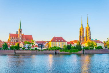 Kutsal Haç Kilisesi ve St. Bartholomew Kilisesi ve Wroclaw, Polan 'daki Aziz John Katedrali' nin günbatımı manzarası.
