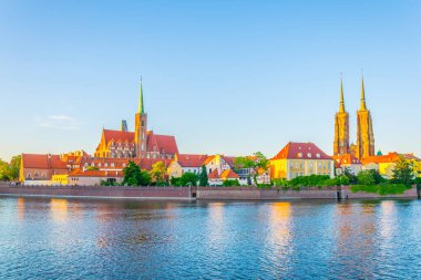 Kutsal Haç Kilisesi ve St. Bartholomew Kilisesi ve Wroclaw, Polan 'daki Aziz John Katedrali' nin günbatımı manzarası.
