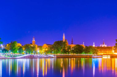 Odra, Wroclaw, Polan 'ın nehir kenarının gün batımı manzarası