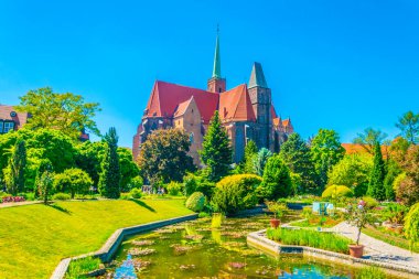 Kutsal Haç Kilisesi ve St. Bartholomew Wroclaw, Polan 'daki üniversite botanik bahçesinden izlendi.
