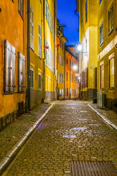İsveç 'in merkezindeki Gamla Stan' de aydınlık bir caddenin gece görüşü