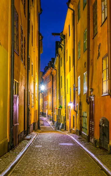 İsveç 'in merkezindeki Gamla Stan' de aydınlık bir caddenin gece görüşü
