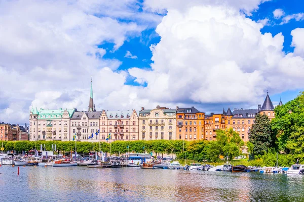 Stockholm rıhtımının manzarası. Yanında İsveççe uzanan güzel eski evler var.