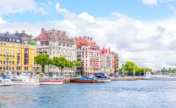 Stockholm rıhtımının manzarası. Yanında İsveççe uzanan güzel eski evler var.