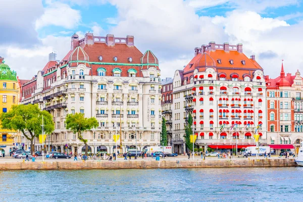 Stockholm rıhtımının manzarası. Yanında İsveççe uzanan güzel eski evler var.