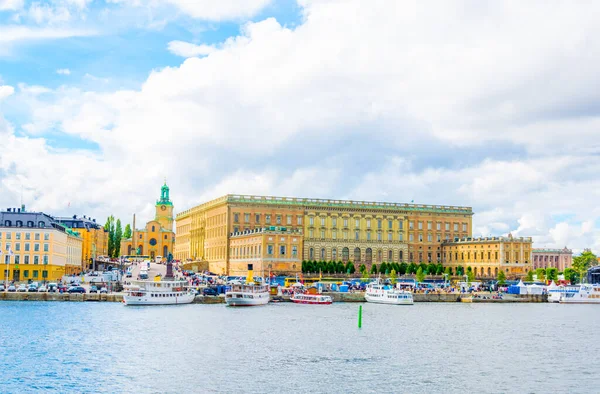 İsveç Stockholm 'deki Gamla Stan ve Kraliyet Sarayı manzarası