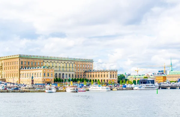 İsveç Stockholm 'deki Gamla Stan ve Kraliyet Sarayı manzarası