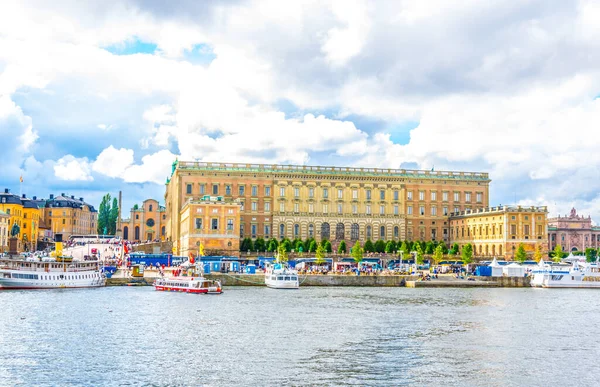 İsveç Stockholm 'deki Gamla Stan ve Kraliyet Sarayı manzarası