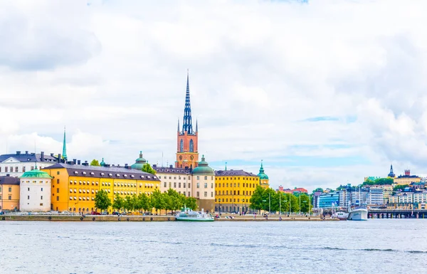 Riddarholmskyrkan (Riddarholmen Kilisesi) tarafından yönetilen Gamla Stan 'in Panorama manzarası