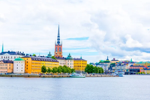 Riddarholmskyrkan (Riddarholmen Kilisesi) tarafından yönetilen Gamla Stan 'in Panorama manzarası