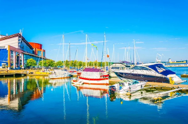 İsveç 'te bir marinanın yanındaki Goteborg opera binasının manzarası